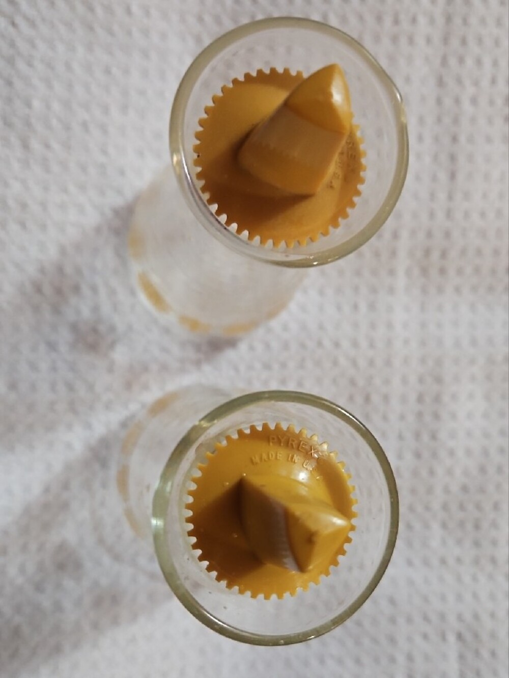 Vintage Pyrex Butterfly Gold glass salt and pepper shakers from the 1970s - Picture 4 of 4